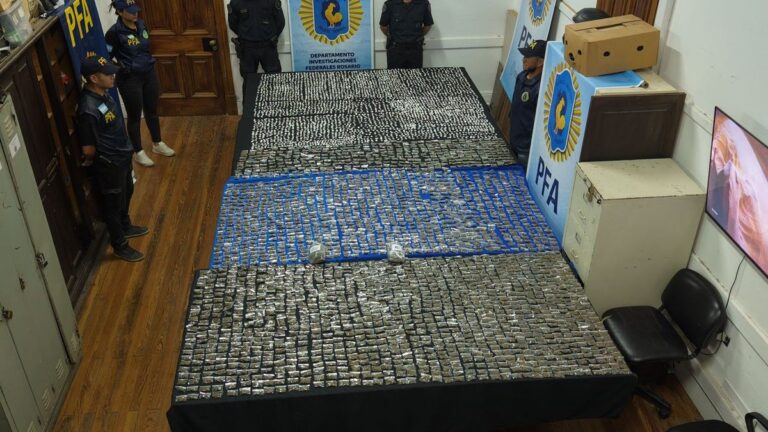 Operativo de fuerzas de seguridad en allanamiento por narcomenudeo, barrio Godoy, Santa Fe.