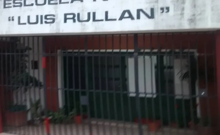 Operativo policial en la Escuela Luis Rullan, barrio Alberdi, ciudad de Santa Fe