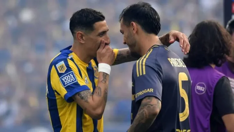 Leandro Paredes y Ángel Di María, futbolistas argentinos, en acción con la camiseta de la selección.