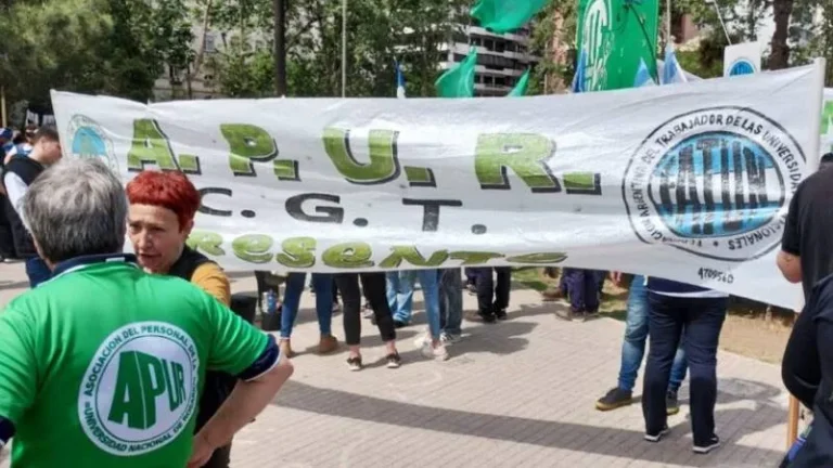 Personal no docente de la Universidad Nacional de Rosario en asamblea