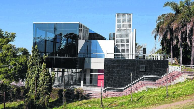 Vista del edificio del ex Bar Munich en avenida Libertad y Necochea, parque Urquiza, Santa Fe