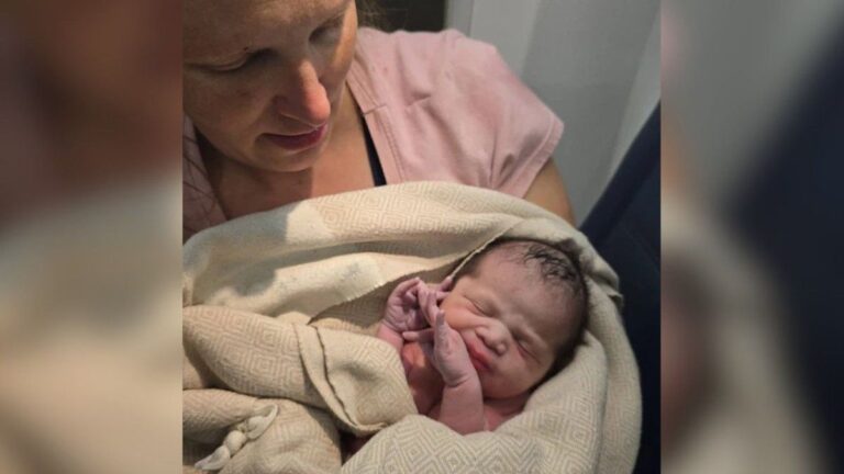 Bebé recién nacida en brazos de su madre tras parto en avión