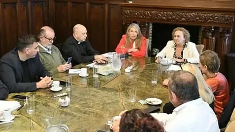 Representantes de la Pastoral Social y concejales en reunión en el Palacio Vasallo, Rosario.