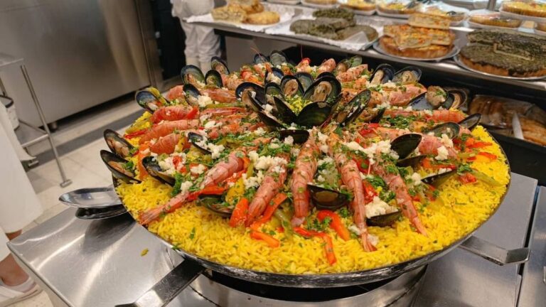 Cliente siendo atendido en el mostrador de una pescadería de Rosario durante la Semana Santa.