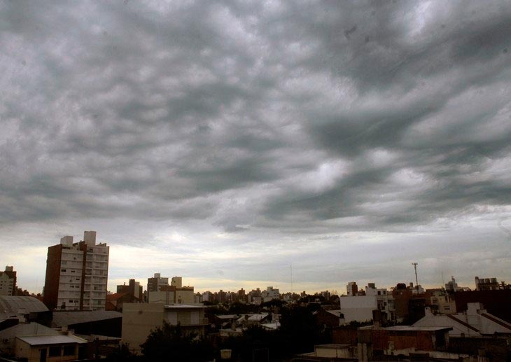 Cielo nublado y panorama urbano de Rosario en un día de tiempo inestable.