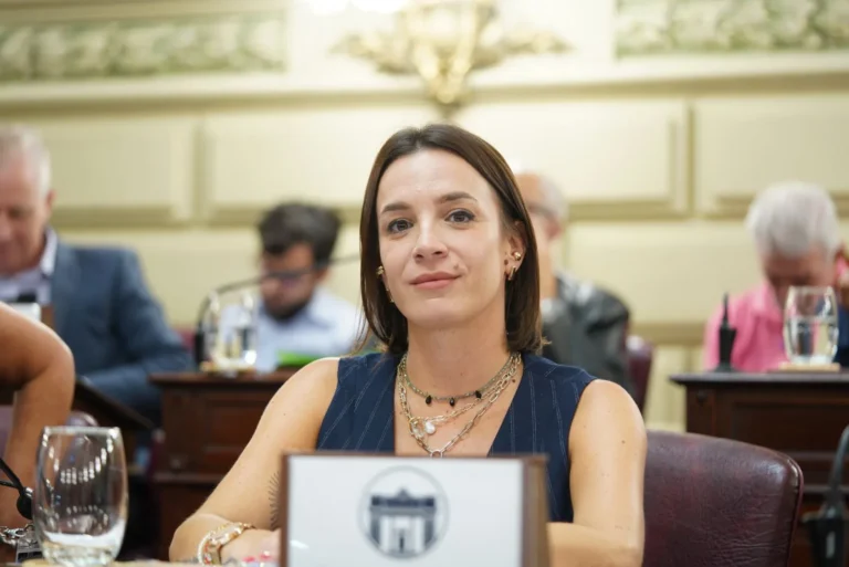 Ilustración de una factura de servicios y un documento legislativo sobre la mesa.