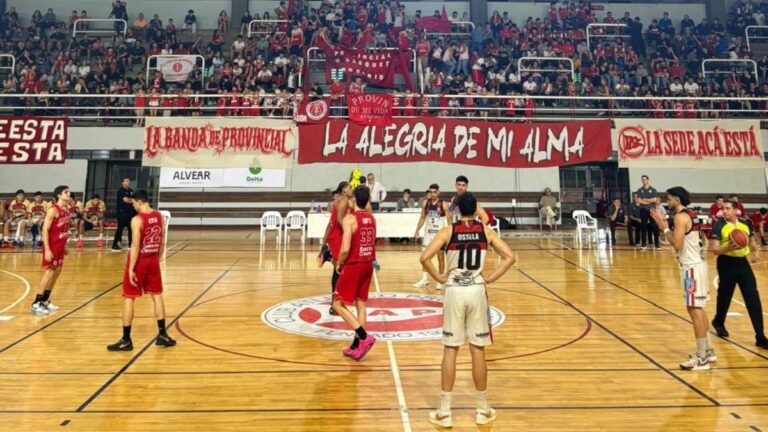 Jugadores de Provincial de Rosario en acción durante el partido de la Liga Argentina de Básquet.