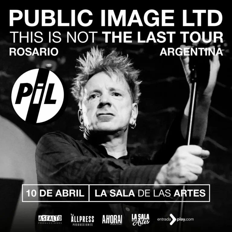 John Lydon, vocalista de Public Image Ltd, en el escenario durante un concierto.