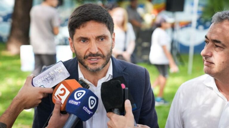 Gobernador Maximiliano Pullaro durante un acto oficial en Rosario.