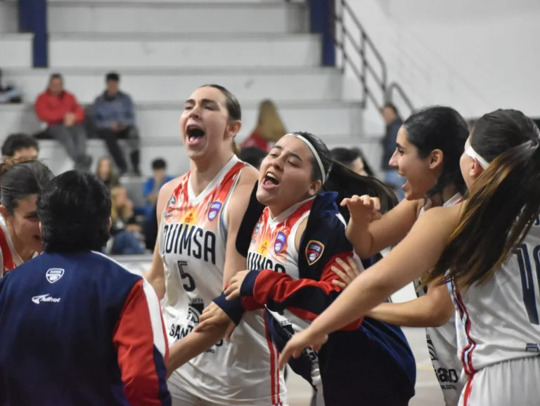Jugadoras de básquet en acción durante el partido Quimsa vs Náutico en Santa Fe