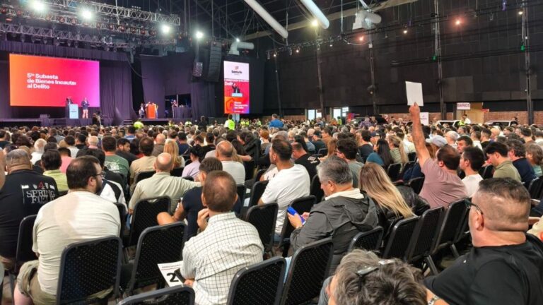 Vista del Salón Metropolitano de Rosario durante la quinta subasta de bienes incautados organizada por la provincia de Santa Fe.