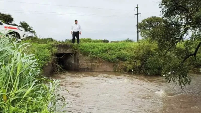 Vista aérea del arroyo El Rey con nivel de agua elevado en las afueras de Reconquista.