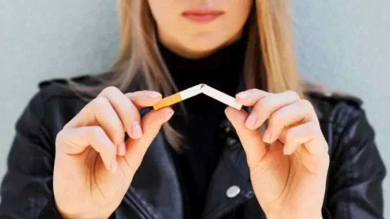 Ilustración conceptual de un paquete de cigarrillos con una prohibición generacional.