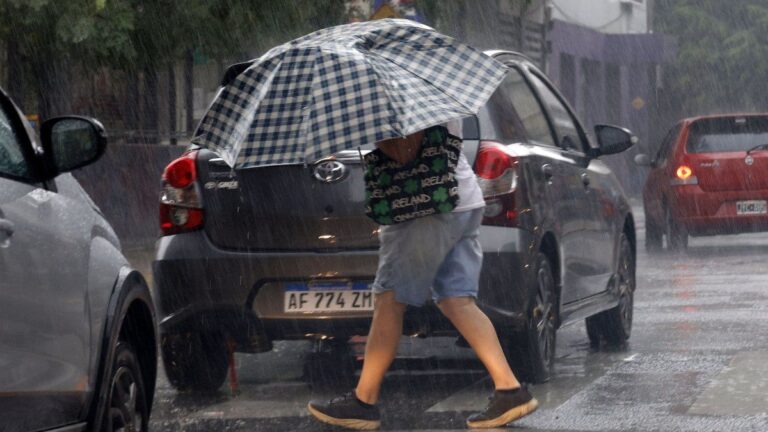 Tormenta sobre la ciudad de Rosario con cielo nublado y relámpagos