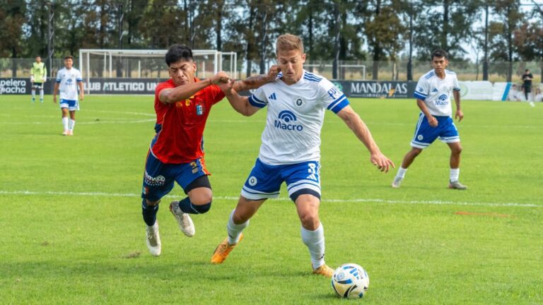Jugadores de fútbol en acción durante un partido de la Primera C