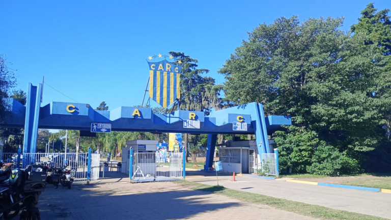 Puerta de ingreso a la Ciudad Deportiva de Rosario Central en Granadero Baigorria