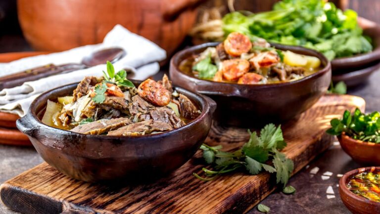 Variedad de platos típicos de la gastronomía costera chilena presentados en una mesa.