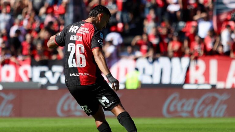 Rodrigo Herrera, mediocampista de Newell's Old Boys, durante un partido.