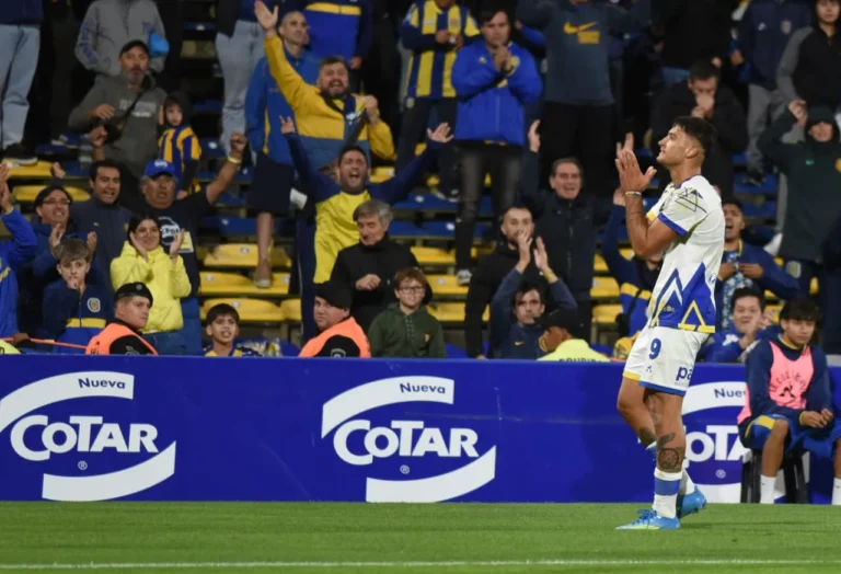 Jugadores de Rosario Central celebrando un gol durante el partido contra Atlético Tucumán en el Estadio Gigante de Arroyito.