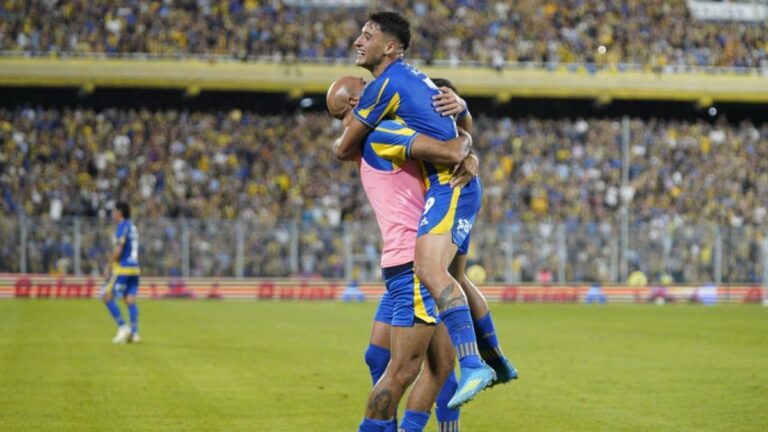 Jugadores de Rosario Central celebrando un gol en el Gigante de Arroyito.