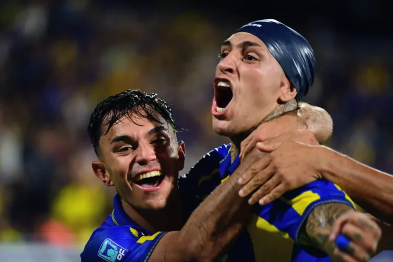 Jugadores de Rosario Central celebran un gol en el estadio Gigante de Arroyito.