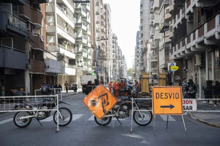 Señal de tránsito indicando desvío por obras en una calle de Rosario