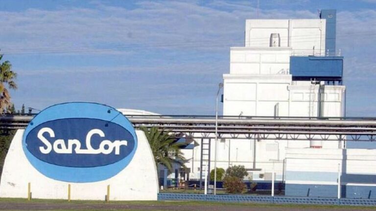 Edificio o logotipo de la cooperativa láctea SanCor en Sunchales, provincia de Santa Fe.