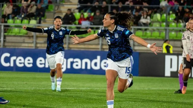 Integrantes de la Selección Argentina femenina de fútbol durante un partido oficial.
