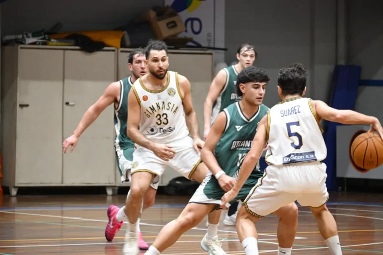 Acción de básquetbol en un partido de la Superliga rosarina