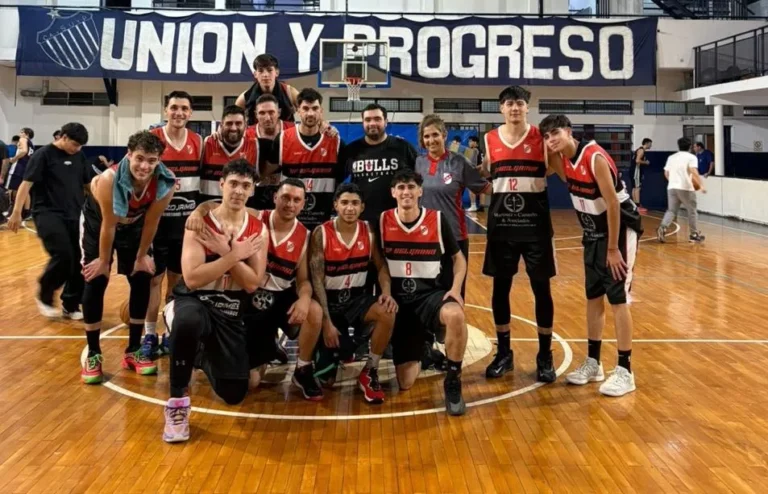 Jugadores de básquet en acción durante un partido de la liga rosarina