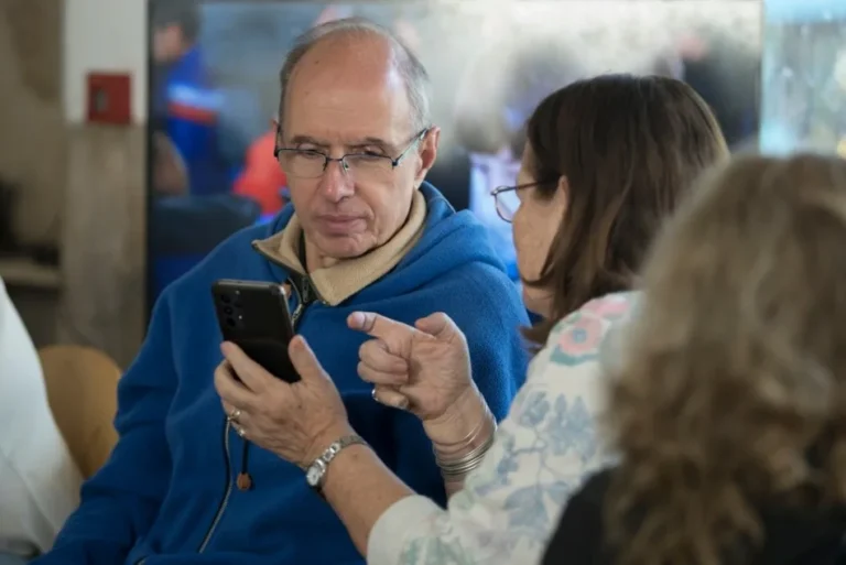 Adultos mayores participando en un taller de uso de celular en un centro municipal de Rosario
