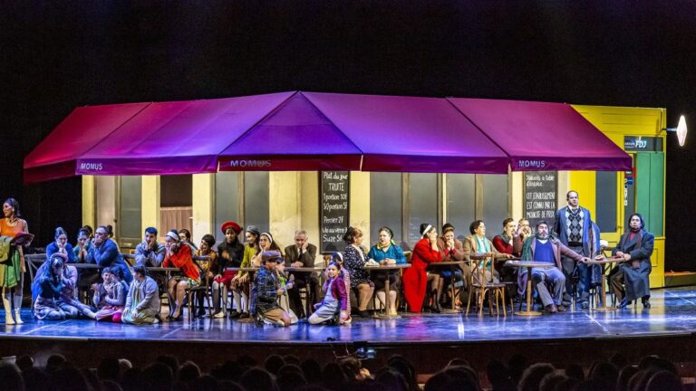 Elenco y producción de La Bohème en el escenario del Teatro El Círculo de Rosario.