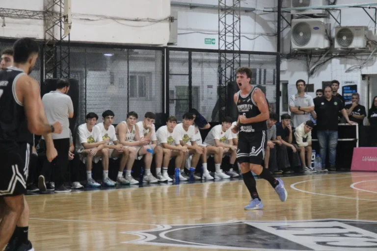 Acción del partido de básquet entre Temperley y Gimnasia en el estadio Alfredo Morosano.