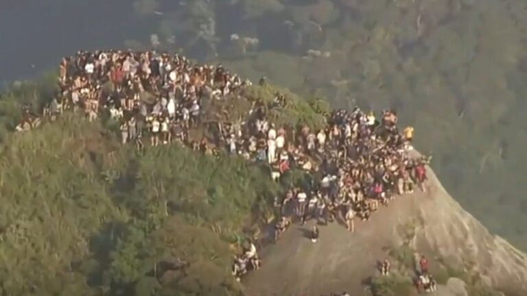 Vista aérea del cerro Dois Irmãos y la favela Vidigal en Río de Janeiro, Brasil.
