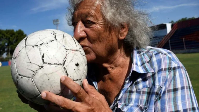 Tomás 'Trinche' Carlovich, futbolista rosarino, en acción durante un partido.