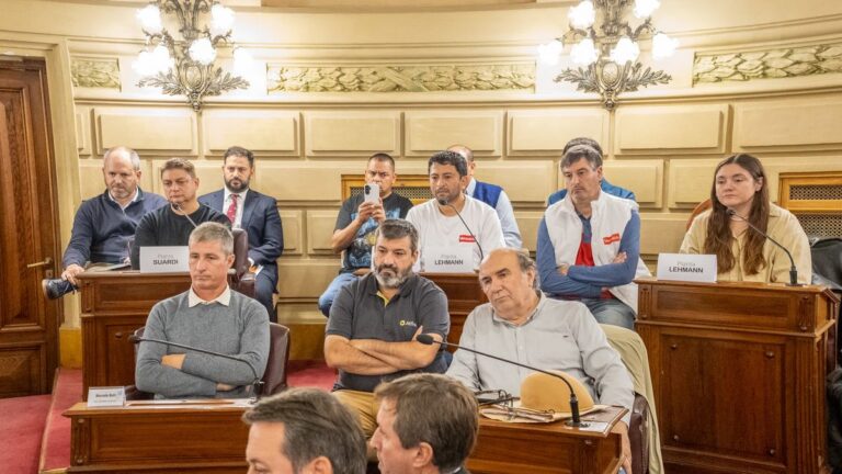 Reunión de trabajadores de Lácteos Verónica con senadores y funcionarios en la Legislatura de Santa Fe