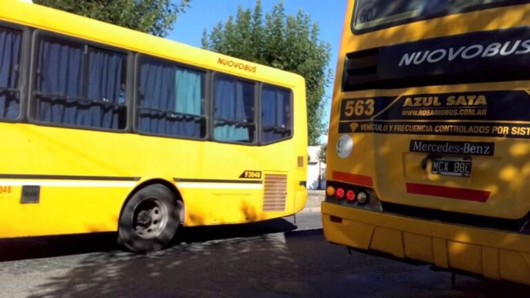 Microbús de transporte interurbano en una ruta de la provincia de Santa Fe
