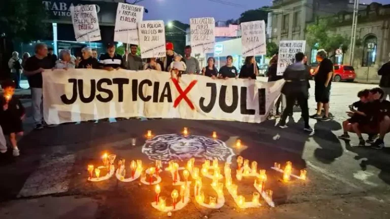 Familia de Julián Castillo en un acto por justicia en Santa Fe