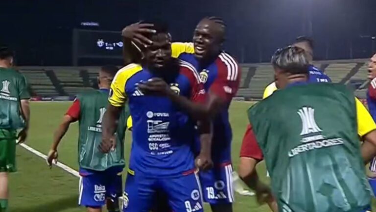 Jugadores de Universidad Central de Venezuela celebrando un gol ante Libertad en la Copa Libertadores.