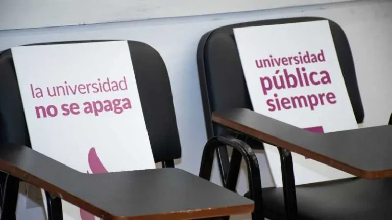 Actividad académica en una facultad de la Universidad Nacional de Rosario durante la jornada.