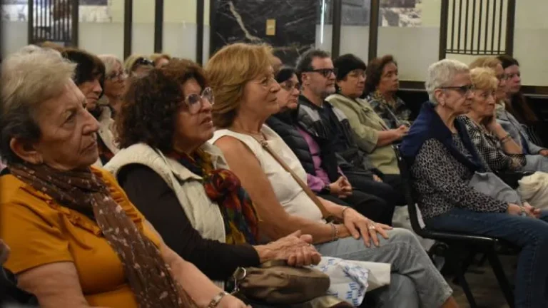 Grupo de personas mayores en una reunión de trabajo del observatorio de la UNR
