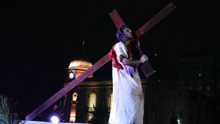 Representación del Vía Crucis en las escalinatas del Monumento a la Bandera de Rosario.