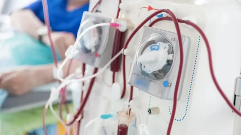 Paciente en sesión de diálisis en un centro de salud argentino