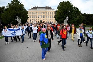 Escenario del Festival de Eurovisión 2026 en Viena con banderas de países participantes