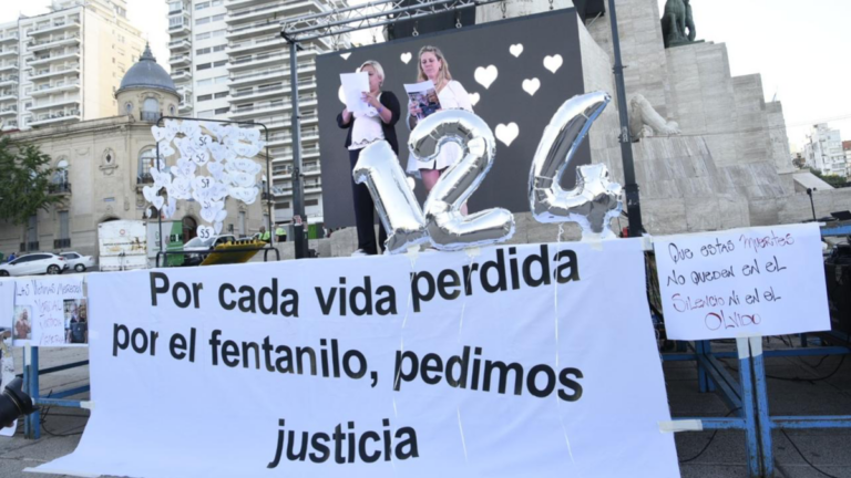 Velas y flores en homenaje a víctimas del fentanilo contaminado en Rosario