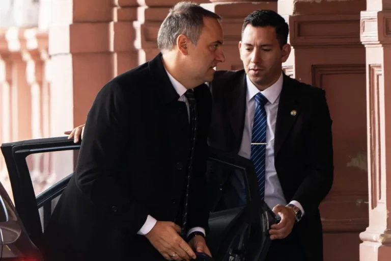 Manuel Adorni en conferencia de prensa junto a Luis Caputo y Alejandra Monteoliva