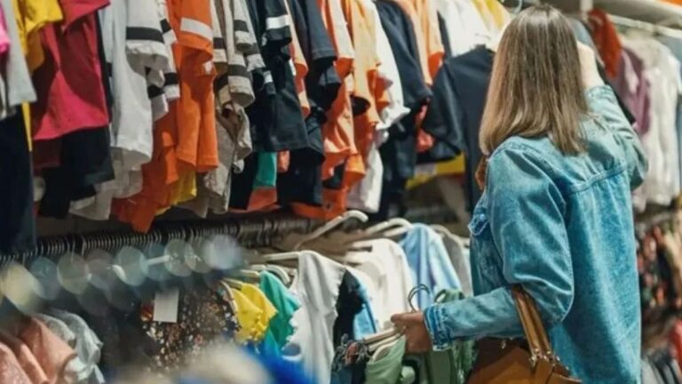 Comercio cerrado en Rosario con cartel de liquidación