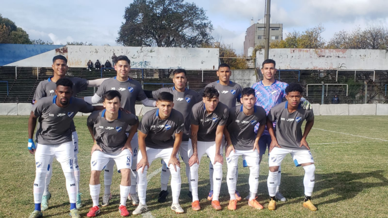 Partido de fútbol entre Argentino y Victoriano Arenas en el estadio José Martín Olaeta