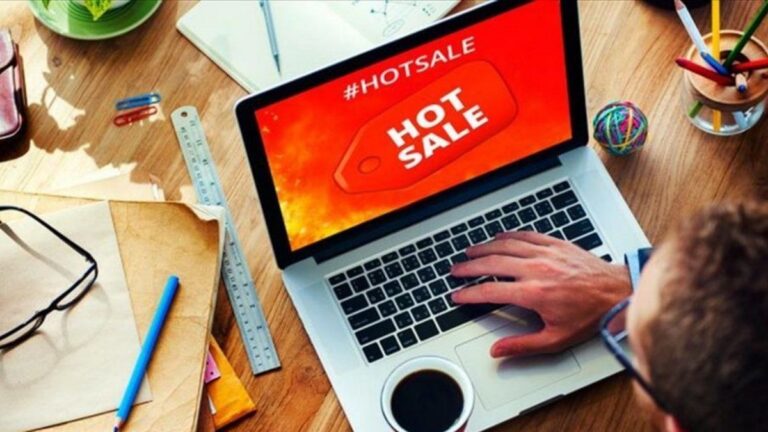 Persona comprando online en un dispositivo móvil durante el Hot Sale