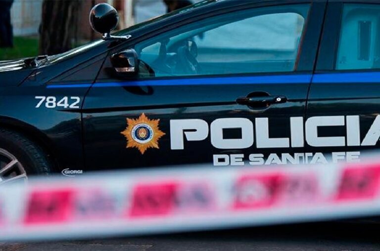 Policía en la escena del crimen en Villa Gobernador Gálvez